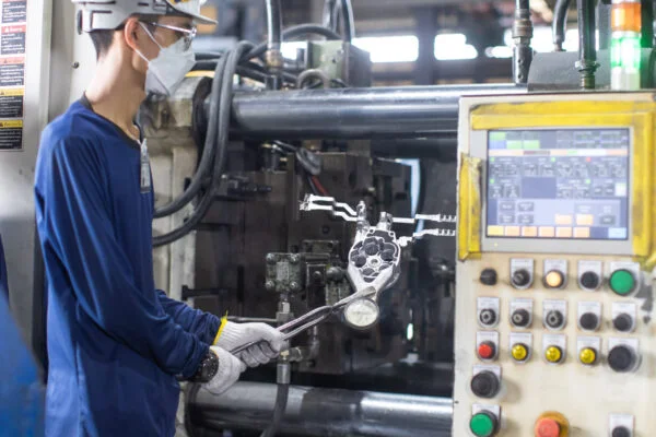 Aluminum parts production with die casting machine