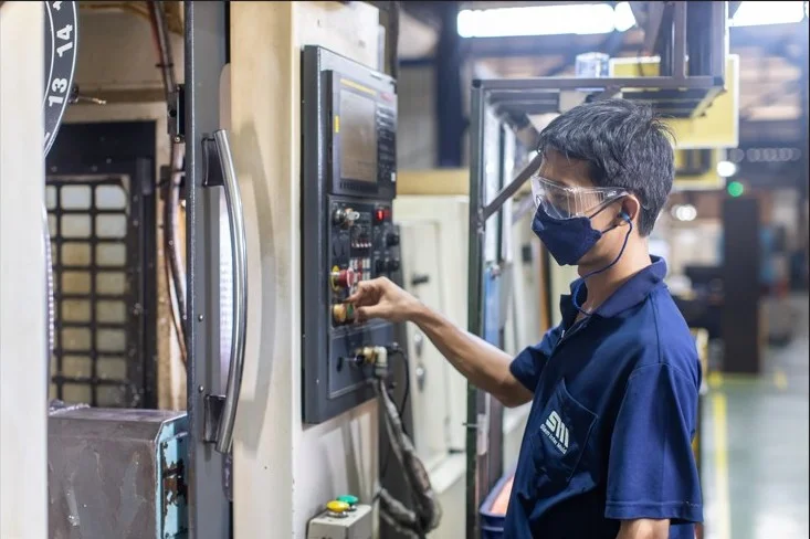 Engineering team designing molds with 3D CAD software for precision parts manufacturing